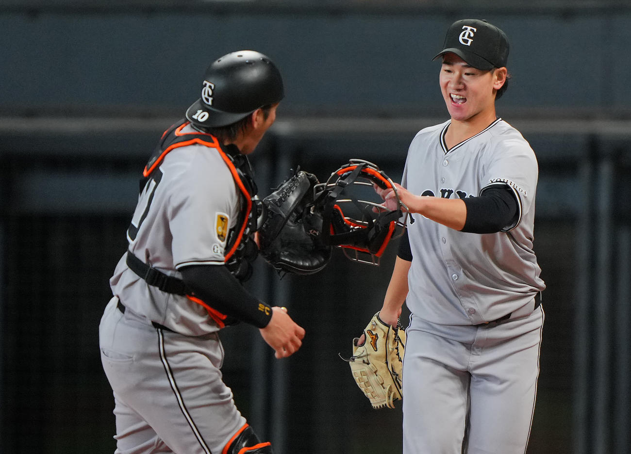 日本ハム対巨人　4回裏日本ハムの攻撃を無失点に抑えタッチを交わす巨人井上（右）と甲斐（撮影・垰建太）
