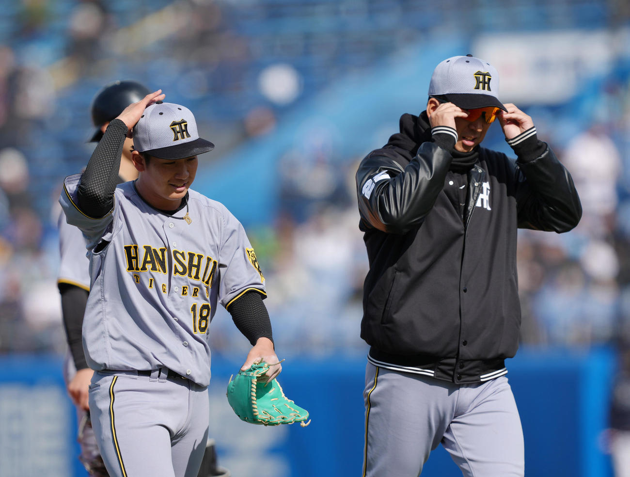 ヤクルト対阪神　5回途中、マウンドを降りる阪神伊原（左）。右は藤川監督（撮影・足立雅史）