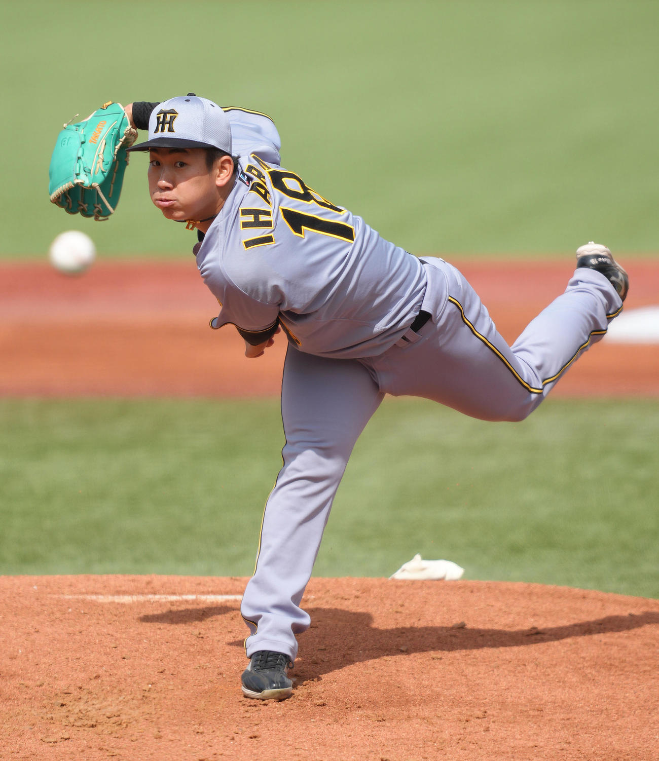 ヤクルト対阪神　阪神先発の伊原（撮影・足立雅史）