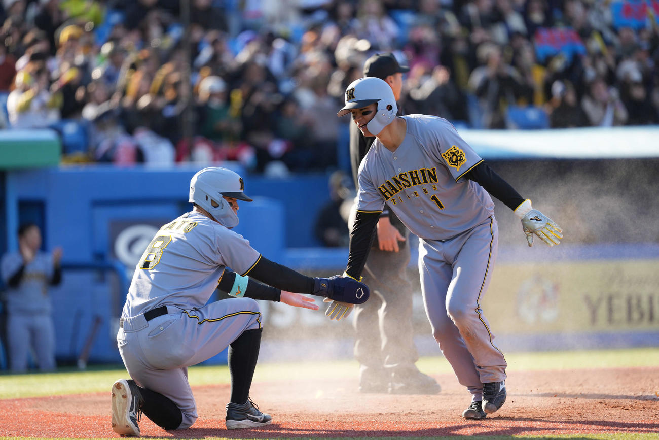 ヤクルト対阪神　7回表阪神2死満塁、木浪の2点適時打で生還する森下（右）と佐藤輝（撮影・井上学）