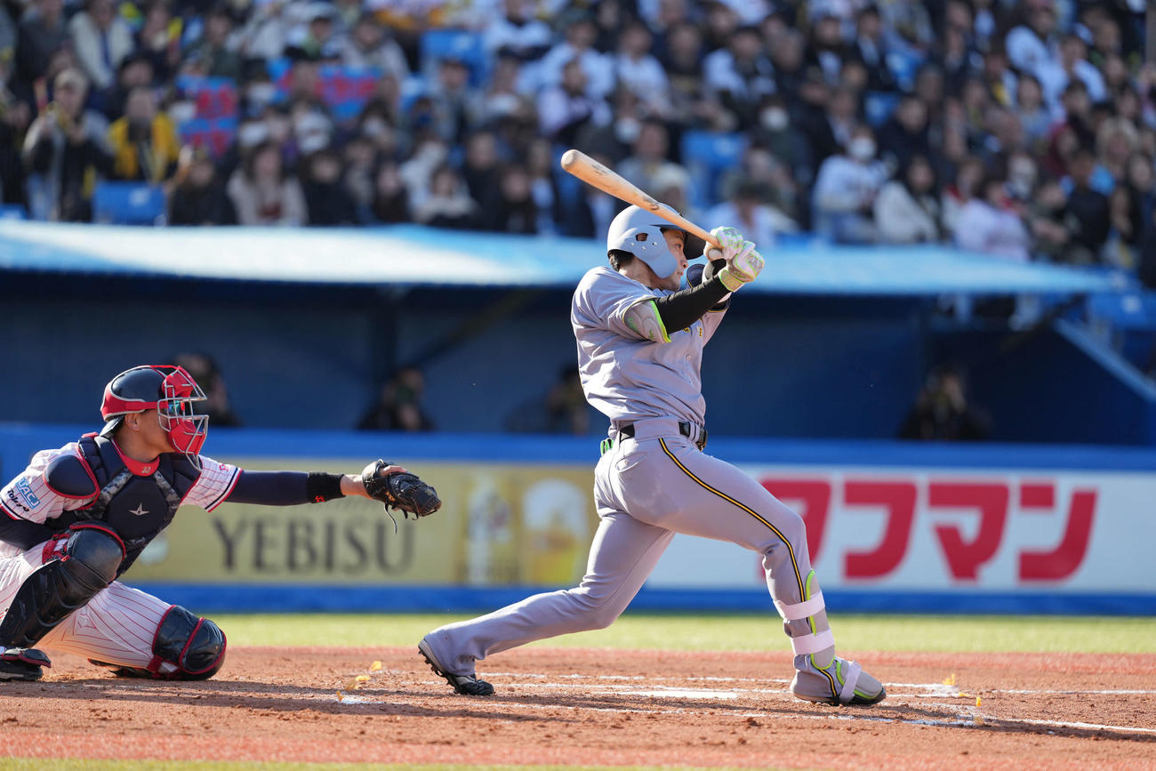 ヤクルト対阪神　7回表阪神2死満塁、木浪が2点適時打を放つ（撮影・井上学）