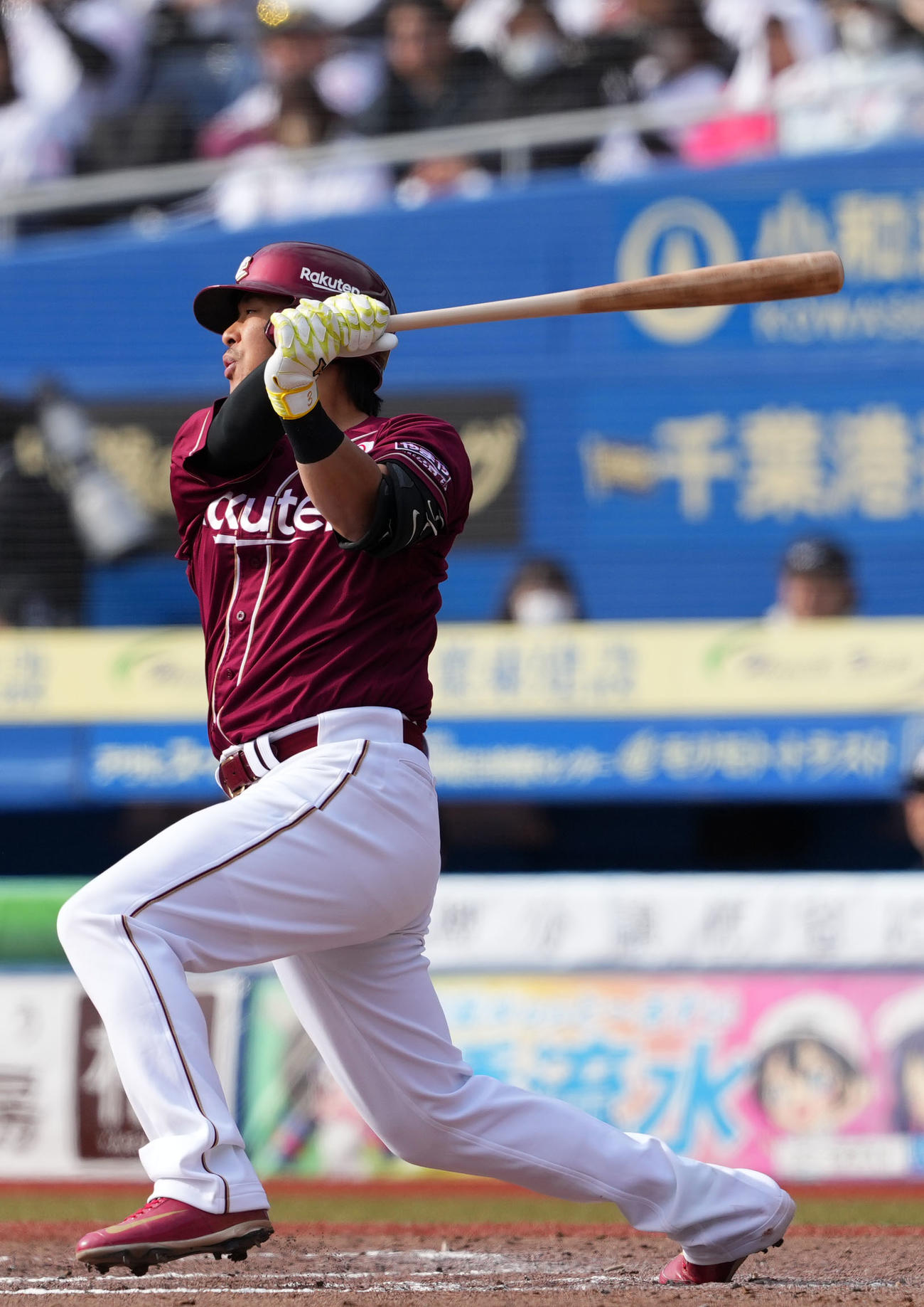 ロッテ対楽天　8回表楽天無死一、二塁、右中間へ2点適時二塁打を放つ浅村（撮影・横山健太）