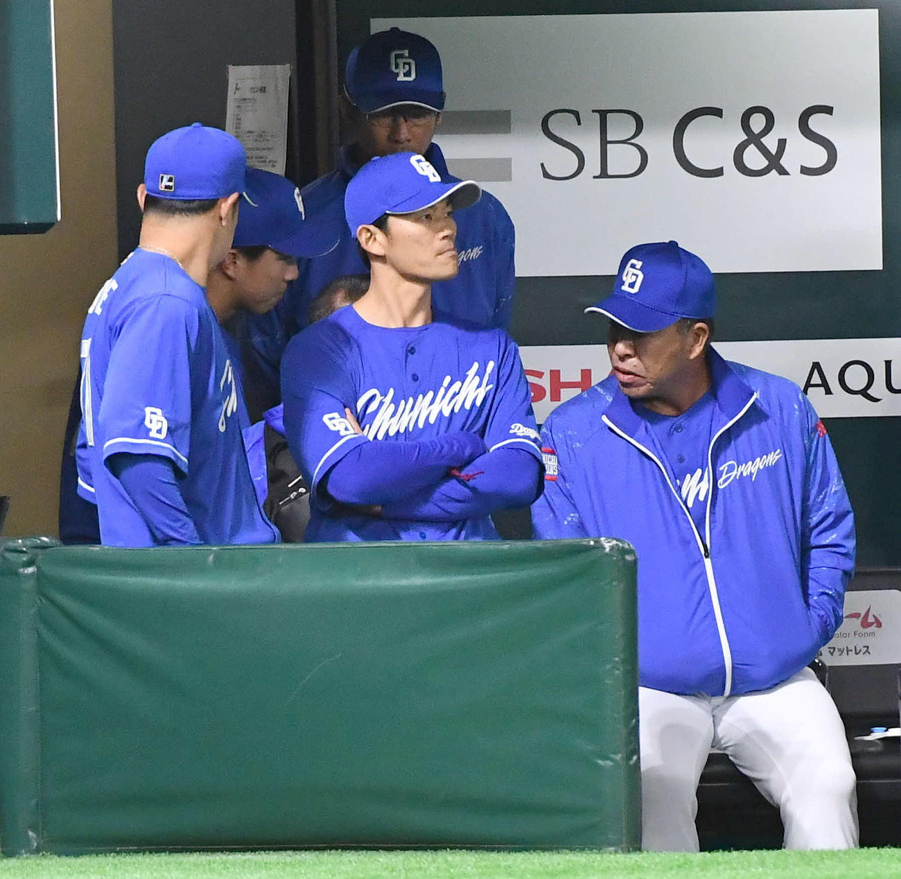 ソフトバンク対中日　8回裏ソフトバンク2死二塁、守備中に負傷し、ベンチへ戻った二塁手の福永（左から2人目）と話す井上監督（撮影・岩下翔太）