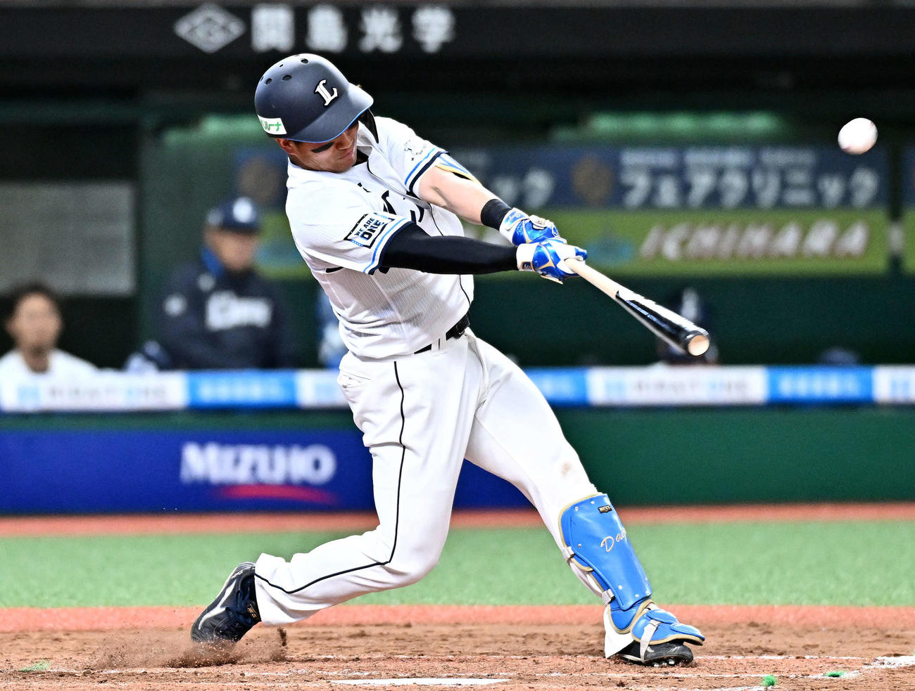 西武対広島　8回裏西武1死満塁、野村大は犠飛を放つ（撮影・滝沢徹郎）