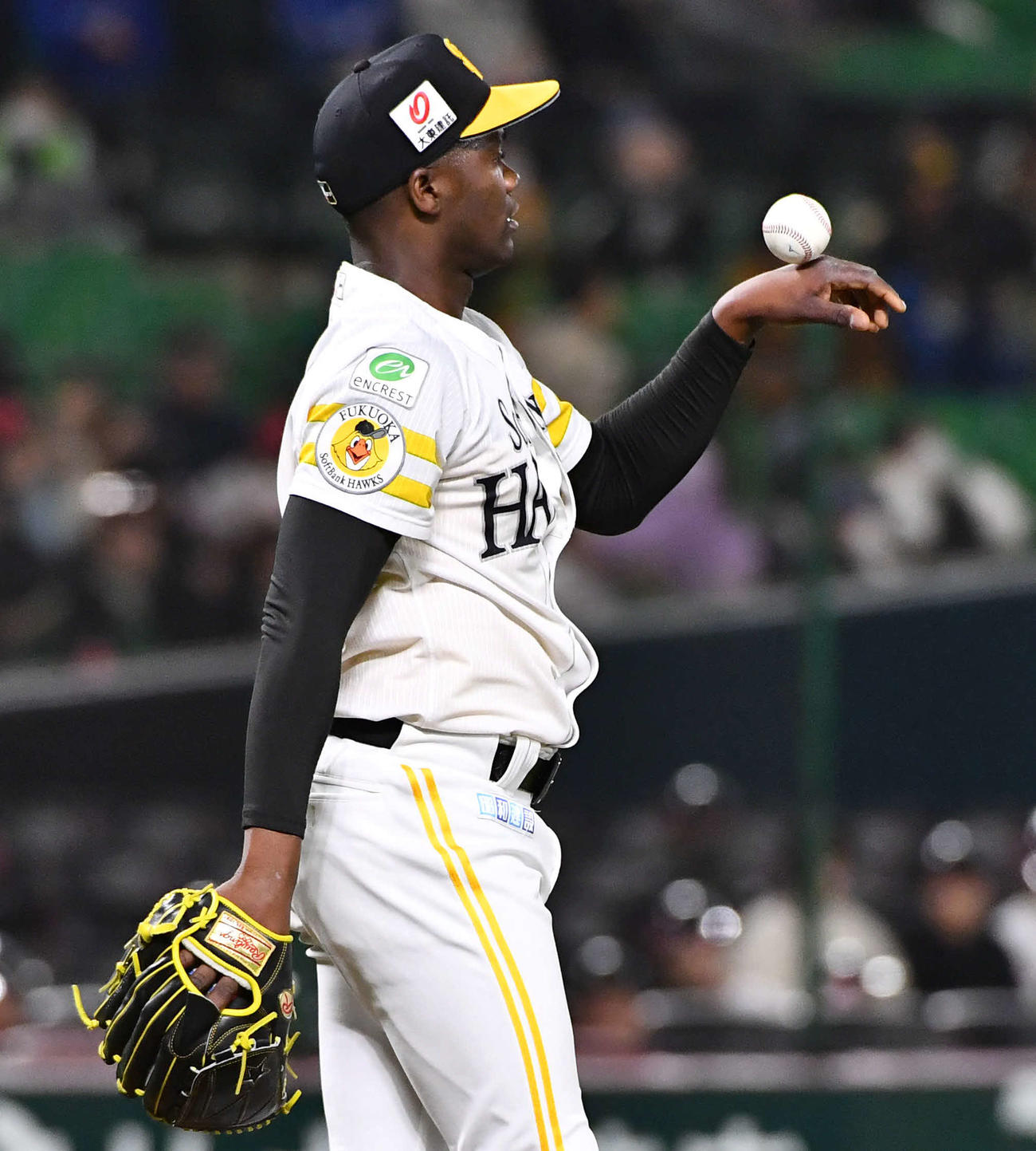 ソフトバンク対中日　1回表開始前、手の甲にボールをのせるモイネロ（撮影・岩下翔太）