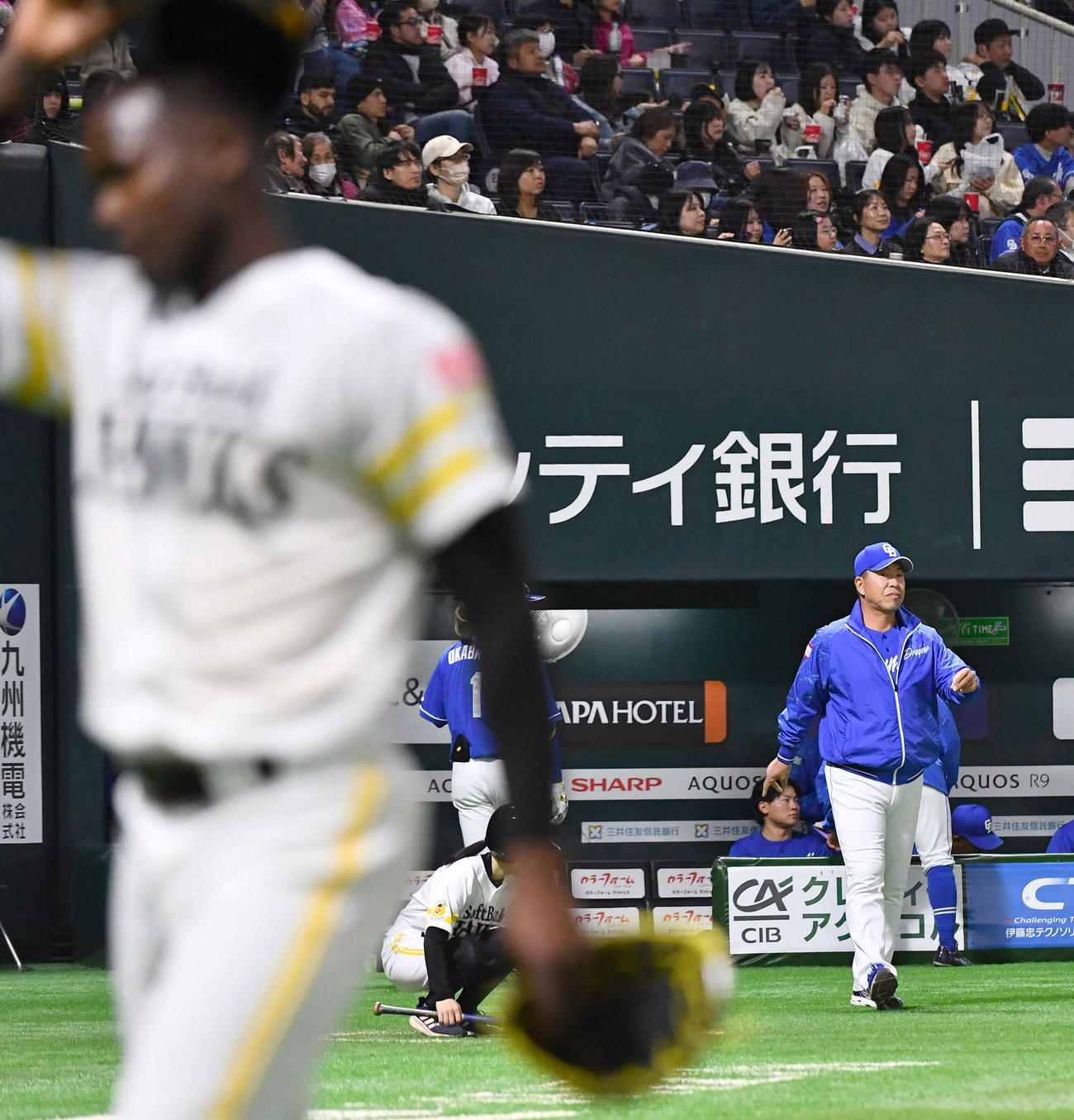 ソフトバンク対中日　6回表の攻撃を終え、投手の交代へ向かう井上監督（右）。手前はモイネロ（撮影・岩下翔太）
