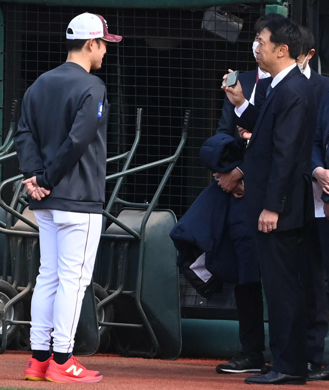 試合前、楽天今江監督（左）を動画取材する宮本慎也氏（2024年3月撮影）