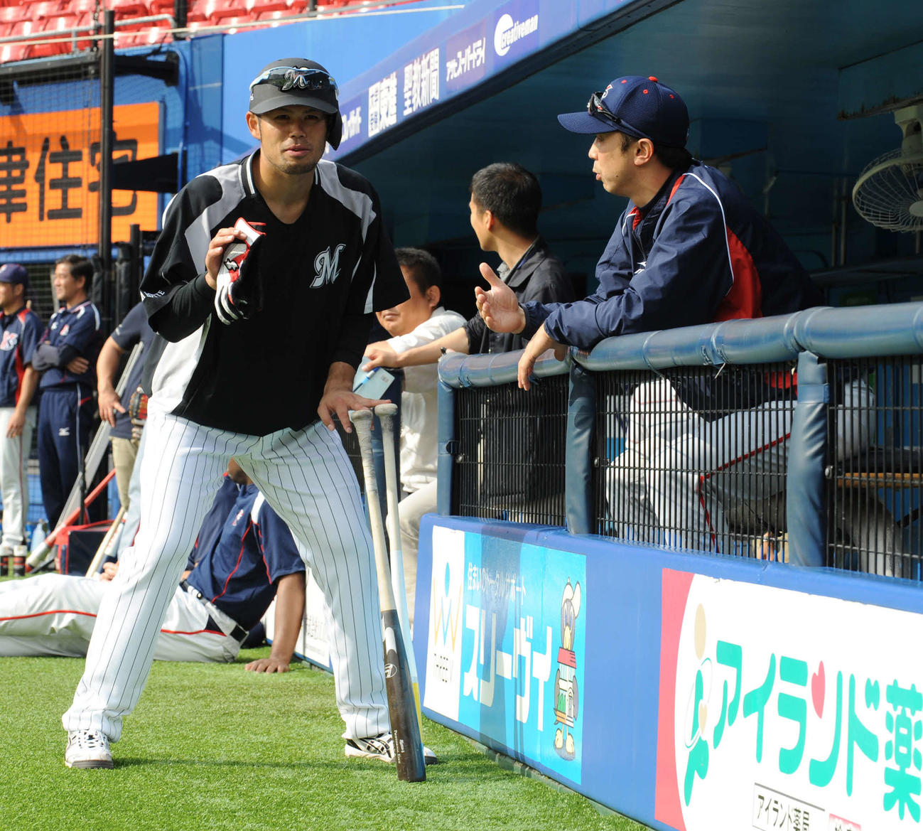 試合前の練習で宮本（右）から守備のアドバイスを受ける今江（2012年5月撮影）