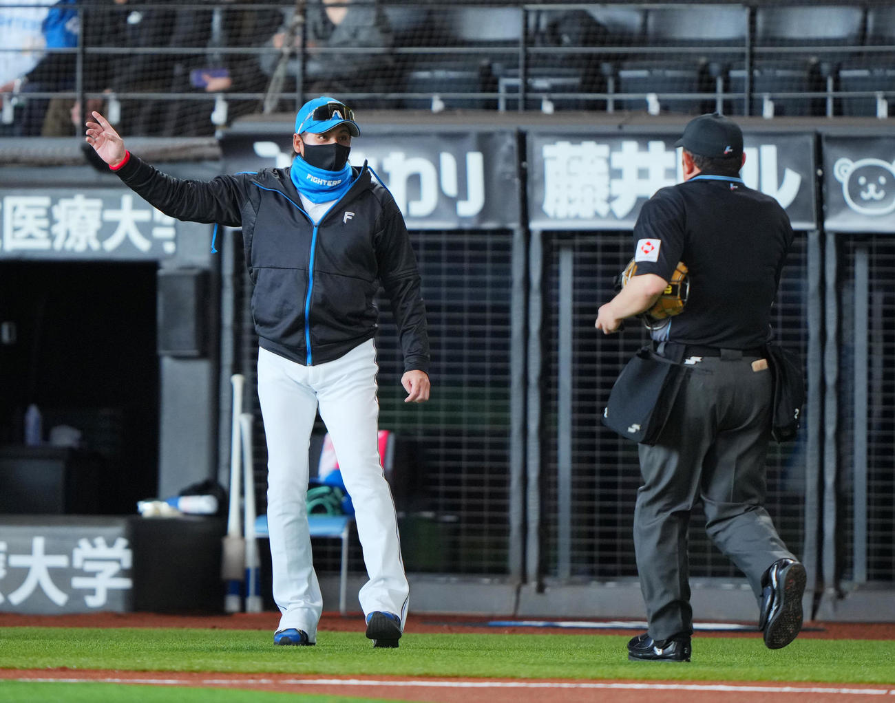 日本ハム対巨人　試合開始前、球審に交代を告げる日本ハム新庄監督（撮影・垰建太）