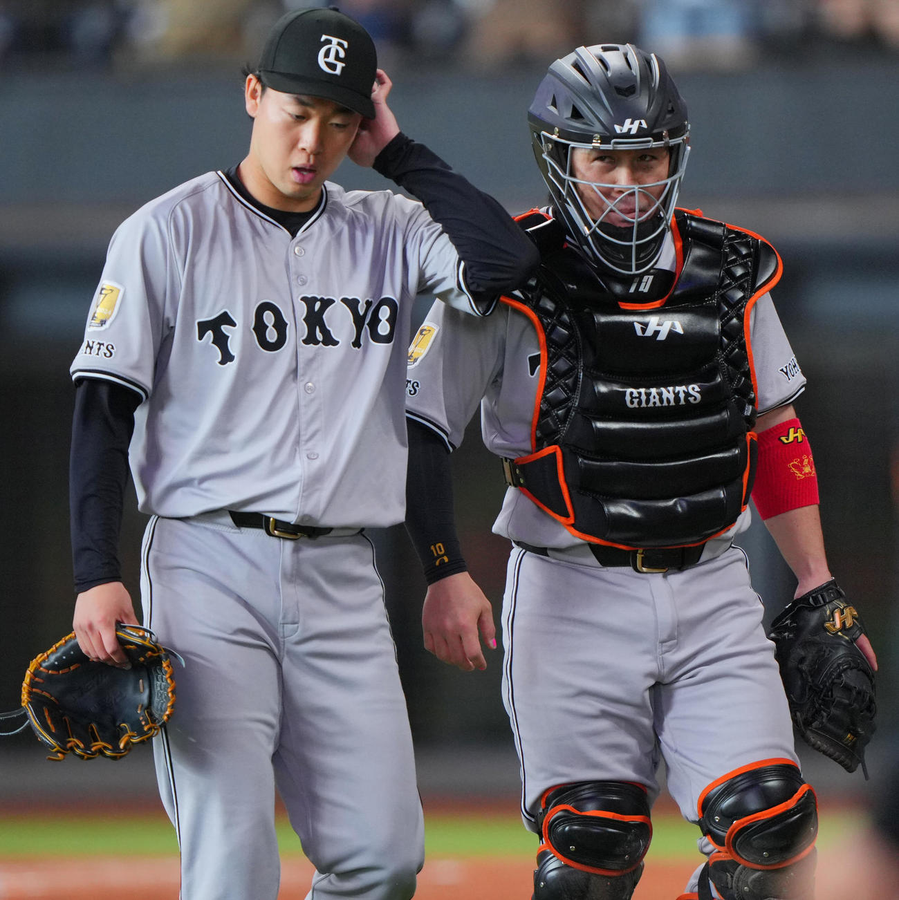 日本ハム対巨人　1回裏の登板を終え1失点の巨人先発の山崎（左）は甲斐とさえない表情で引き揚げる（撮影・垰建太）