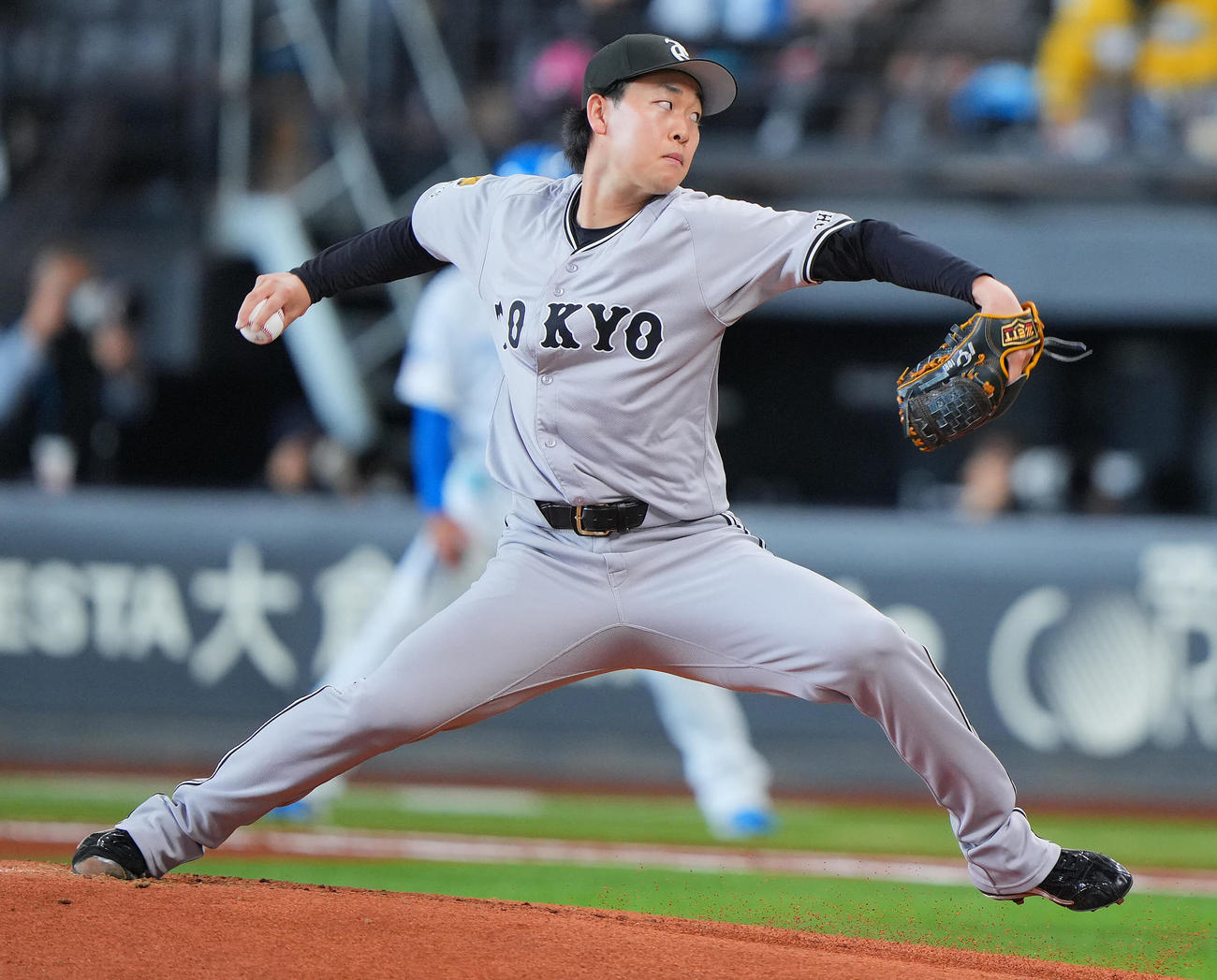 日本ハム対巨人　力投する巨人先発の山崎（撮影・垰建太）