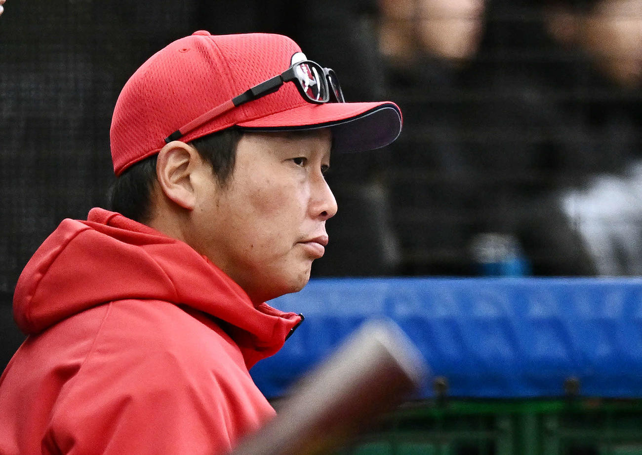 西武対広島　戦況を見守る広島新井監督（撮影・滝沢徹郎）