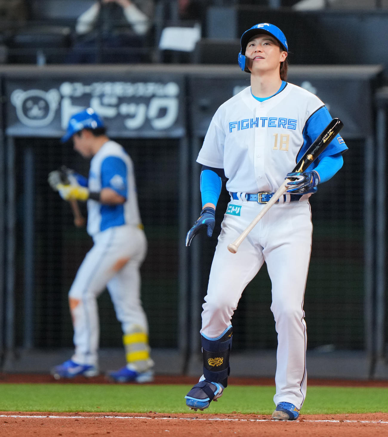 日本ハム対巨人　8回裏日本ハム1死、空振り三振に倒れ苦笑いの代打山崎（撮影・垰建太）