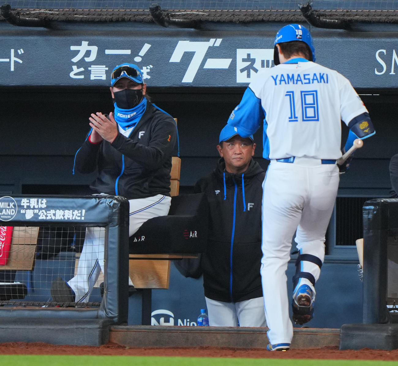 日本ハム対巨人　8回裏日本ハム1死、空振り三振に倒れ引き揚げる代打山崎（右）に拍手を送る新庄監督（撮影・垰建太）