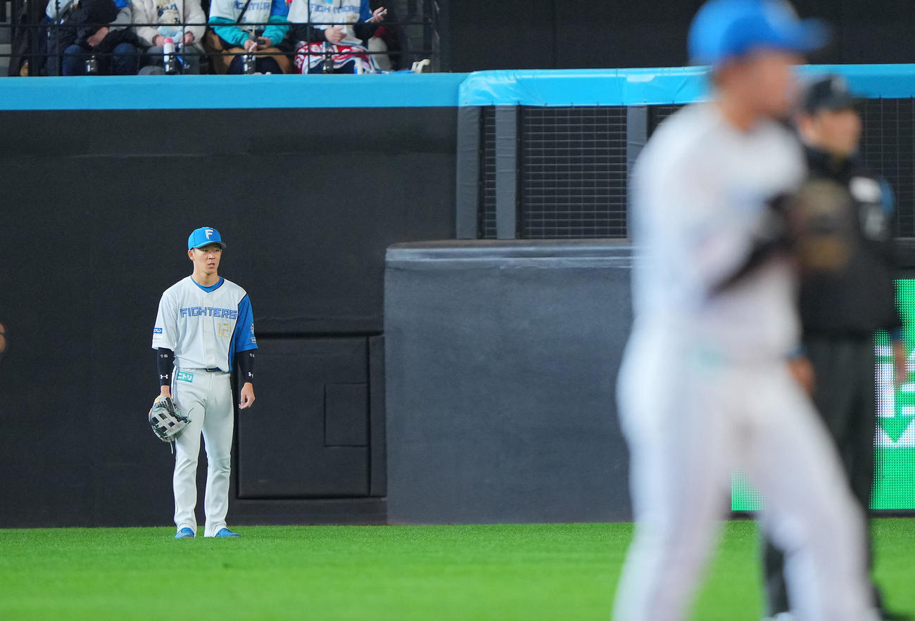 日本ハム対巨人　日本ハム万波に代わり右翼の守備に就く矢沢（撮影・垰建太）