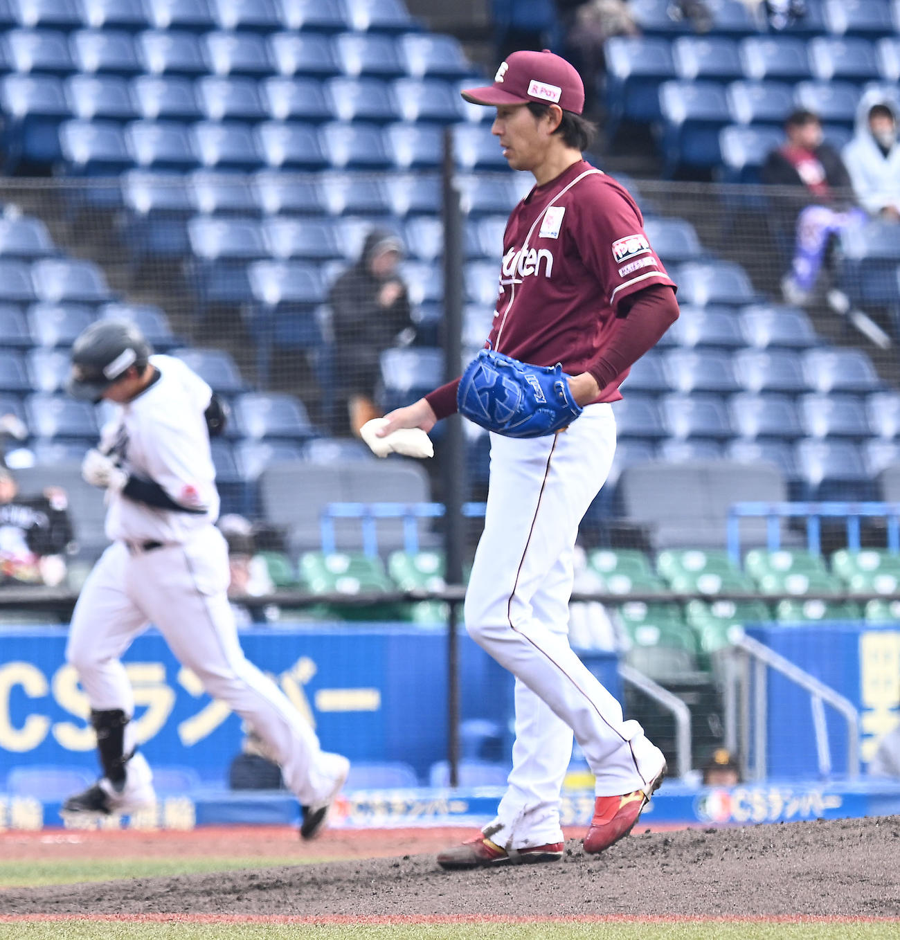 5回裏ロッテ2死、安田尚憲（左）からソロ本塁打を浴びた楽天岸（撮影・千葉一成）