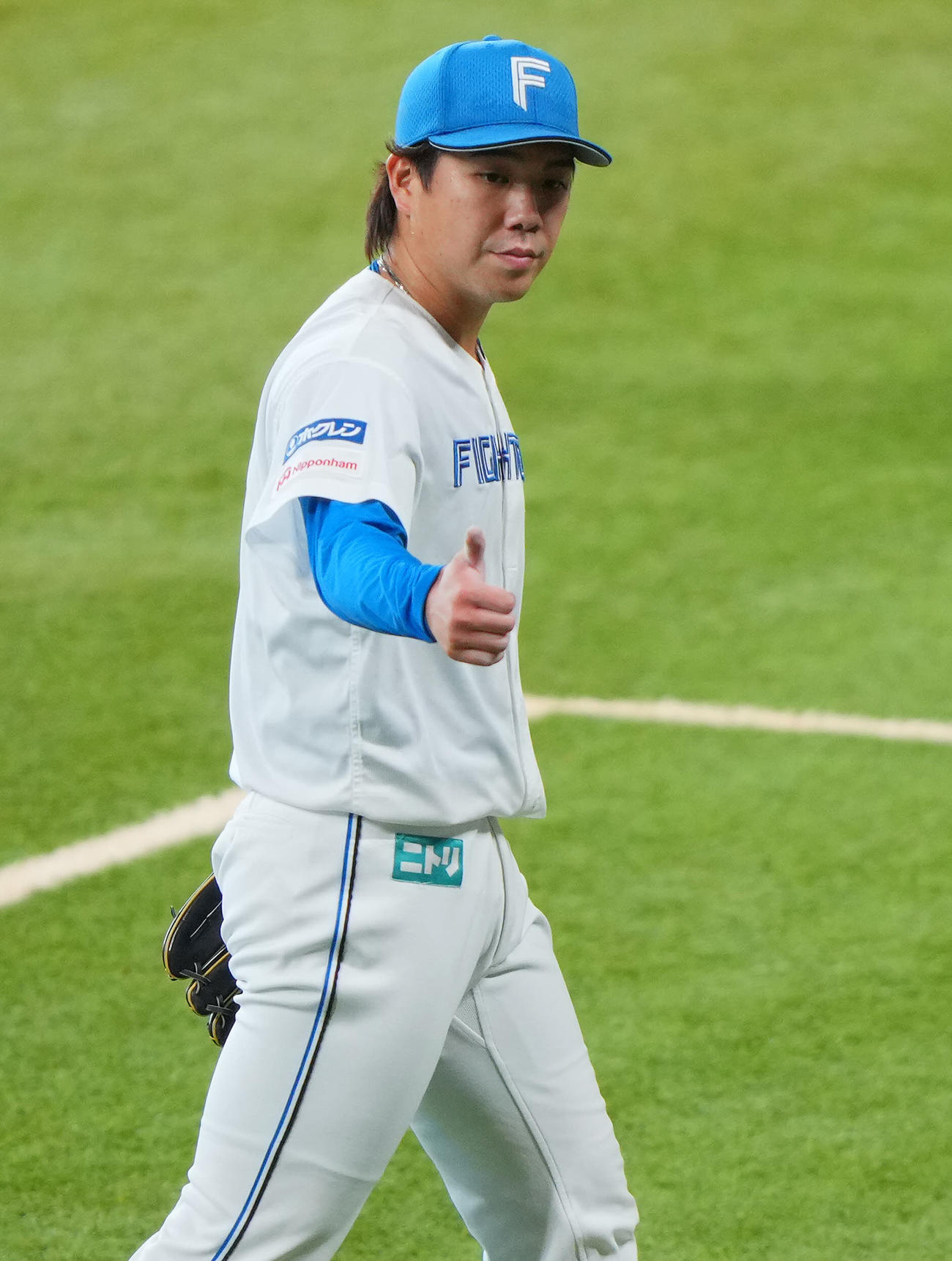 日本ハム対巨人　5回表巨人の攻撃を無失点に抑え親指を立てる日本ハム先発の金村（撮影・垰建太）