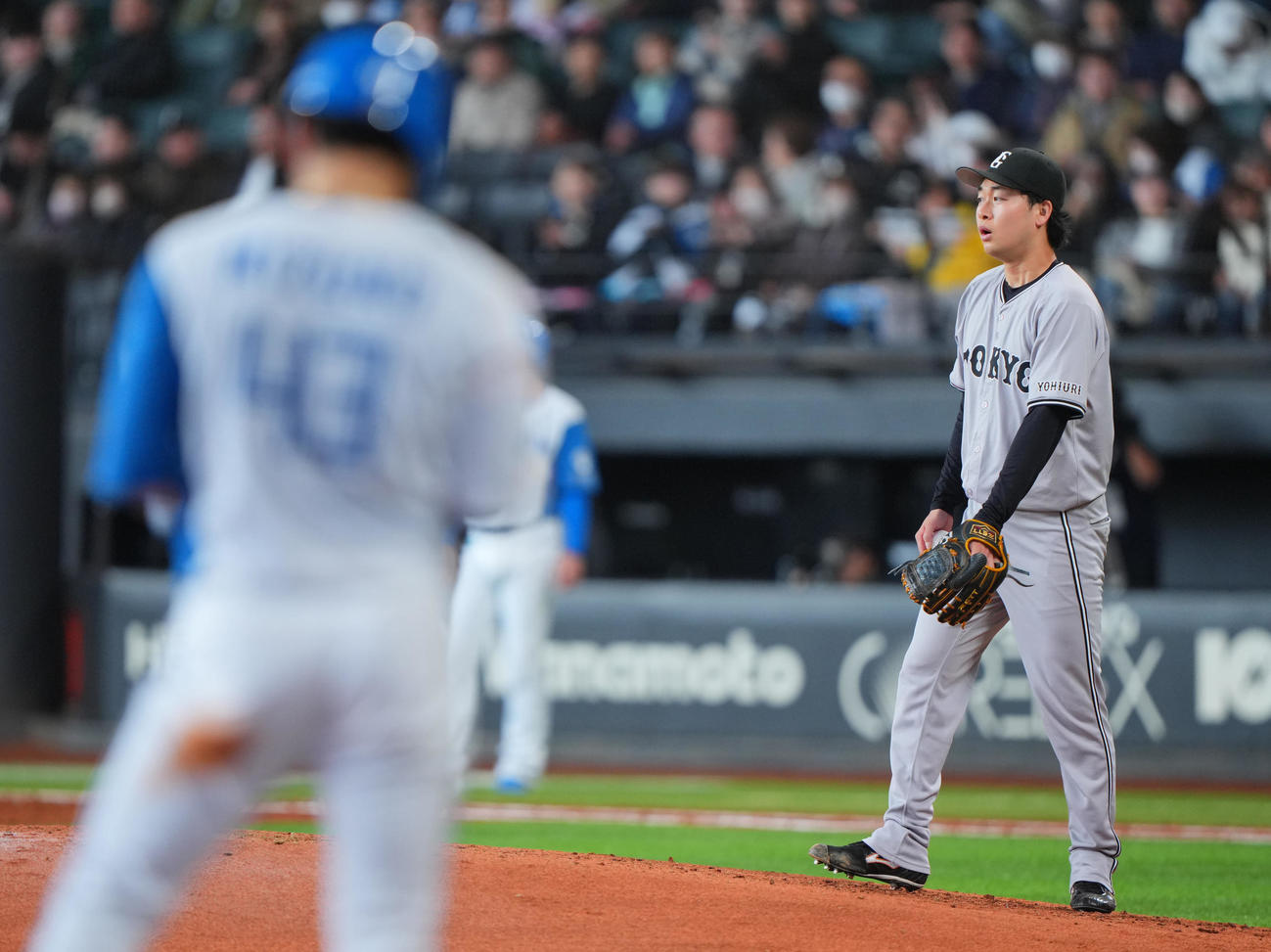 日本ハム対巨人　3回裏日本ハム2死二塁、水野達稀（手前）に適時三塁打を許しぼうぜんとする山崎（撮影・垰建太）