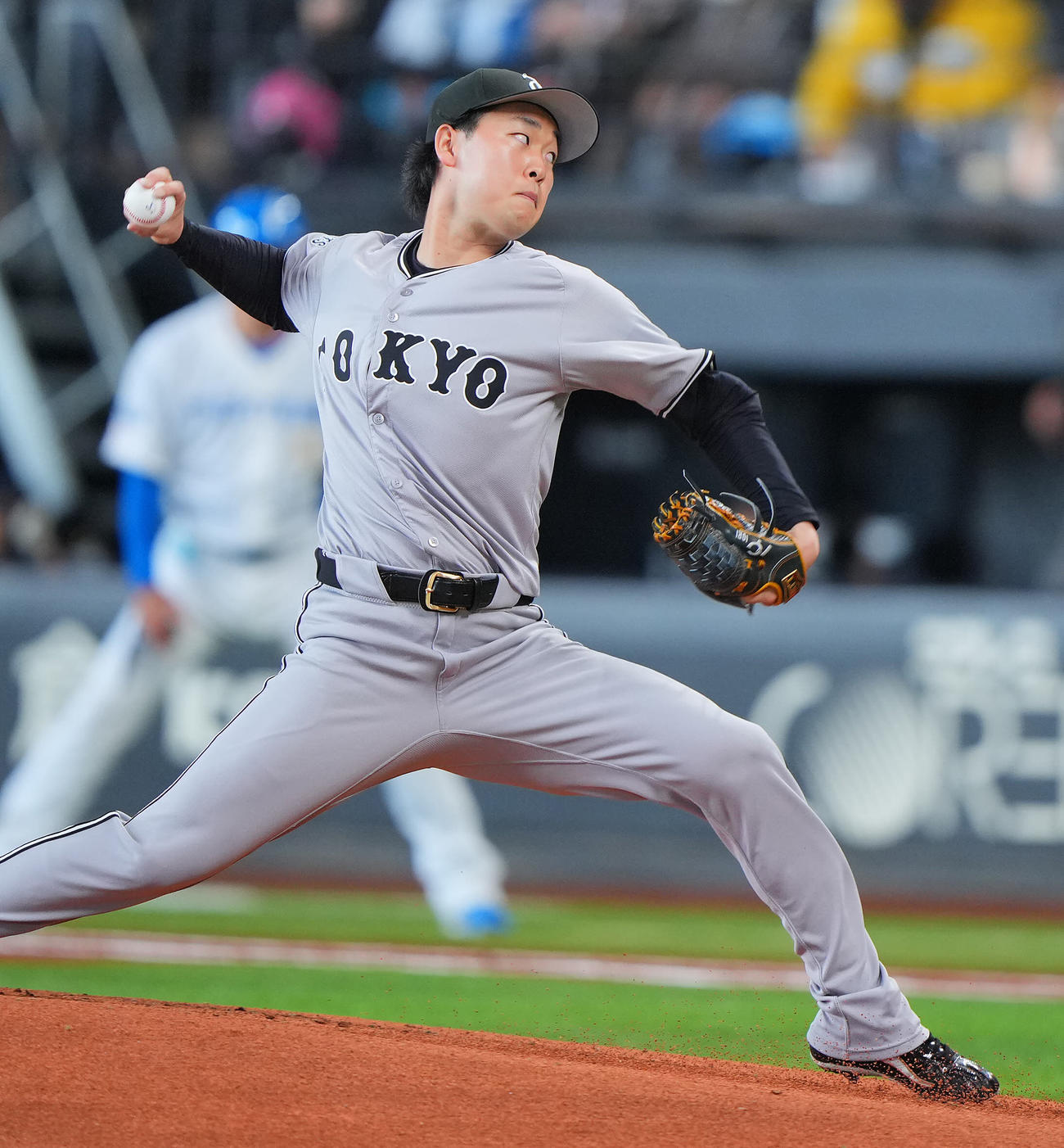 日本ハム対巨人　力投する巨人先発の山崎（撮影・垰建太）