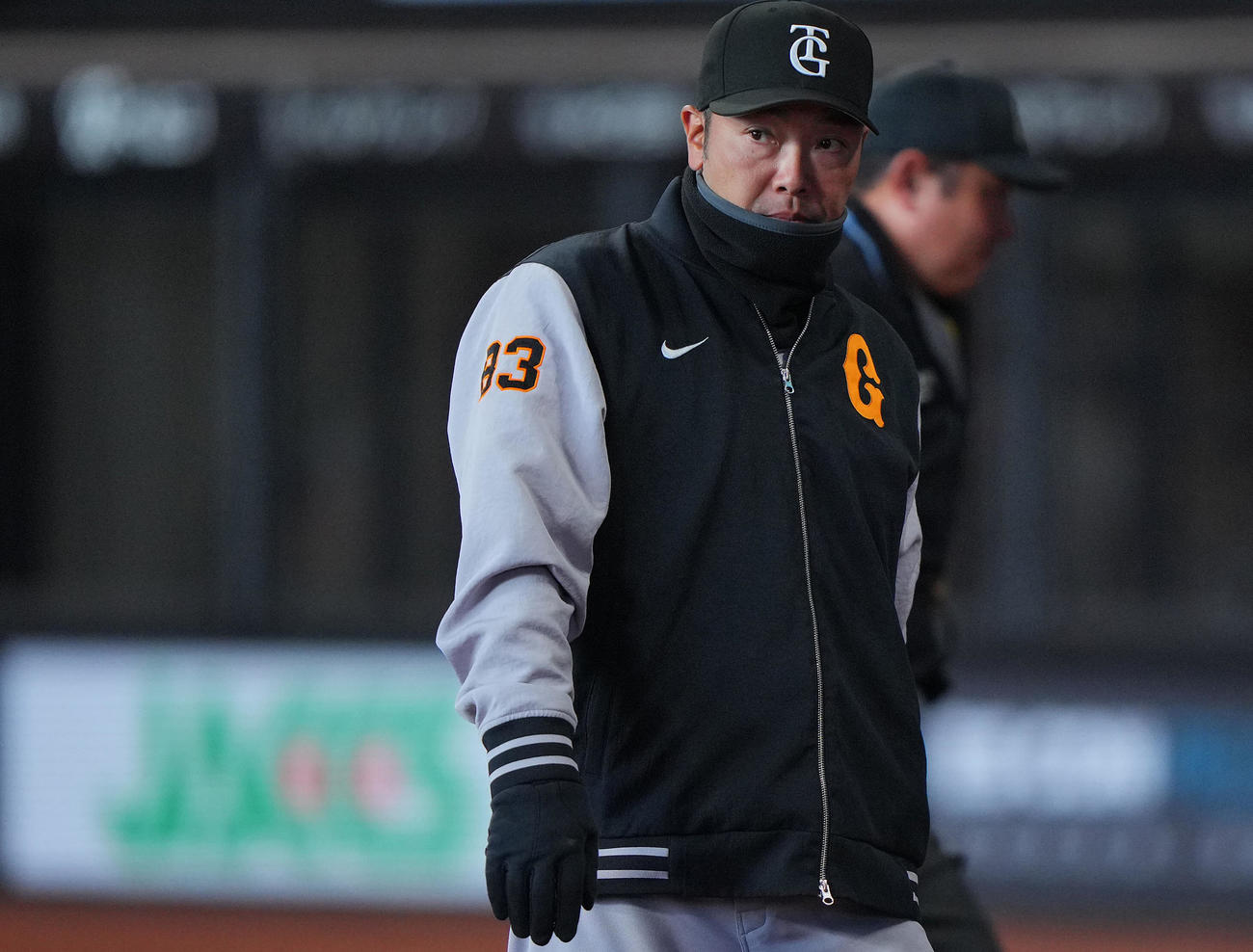 日本ハム対巨人　7回裏、交代を告げる巨人阿部監督（撮影・垰建太）