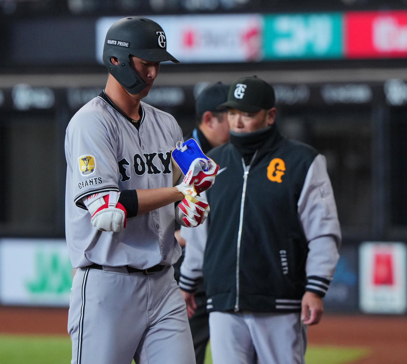 日本ハム対巨人　8回表巨人2死、空振り三振に倒れ引き揚げる秋広（手前）。後方は阿部監督（撮影・垰建太）