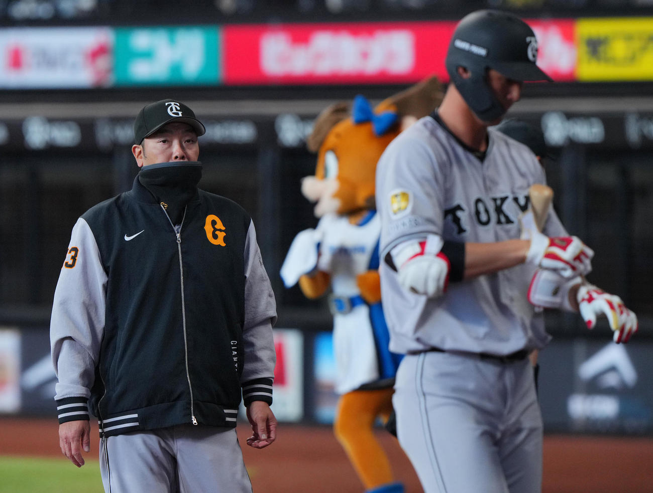 日本ハム対巨人　8回表巨人2死、秋広（右）が三振に倒れ渋い表情の阿部監督（撮影・垰建太）