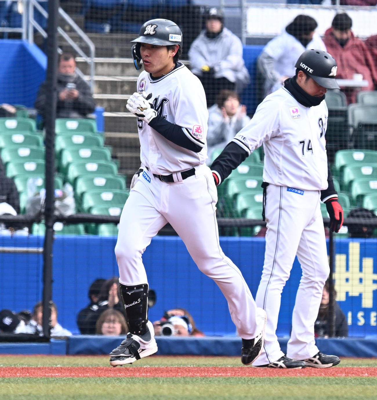 オープン戦　ロッテ対楽天　5回裏ロッテ2死、右中間にソロ本塁打を放ちホームに向かう安田（左）（撮影・千葉一成）