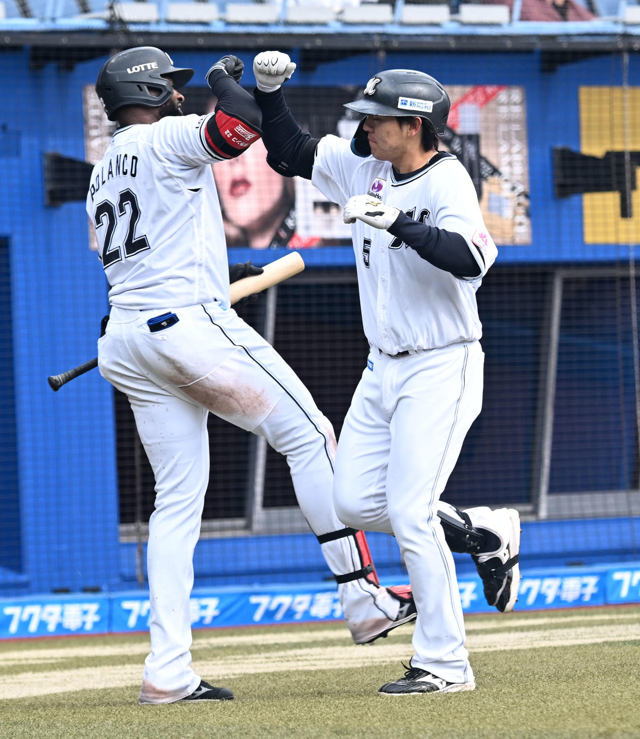 オープン戦　ロッテ対楽天　5回裏ロッテ2死、右中間にソロ本塁打を放ち次打者のポランコとタッチする安田（右）（撮影・千葉一成）