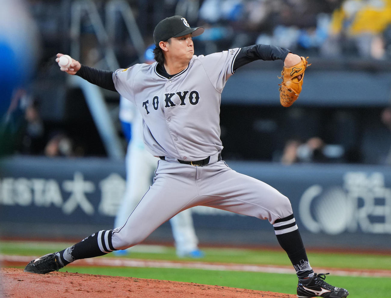 日本ハム対巨人　7回裏、巨人3番手で登板し力投する田中瑛（撮影・垰建太）