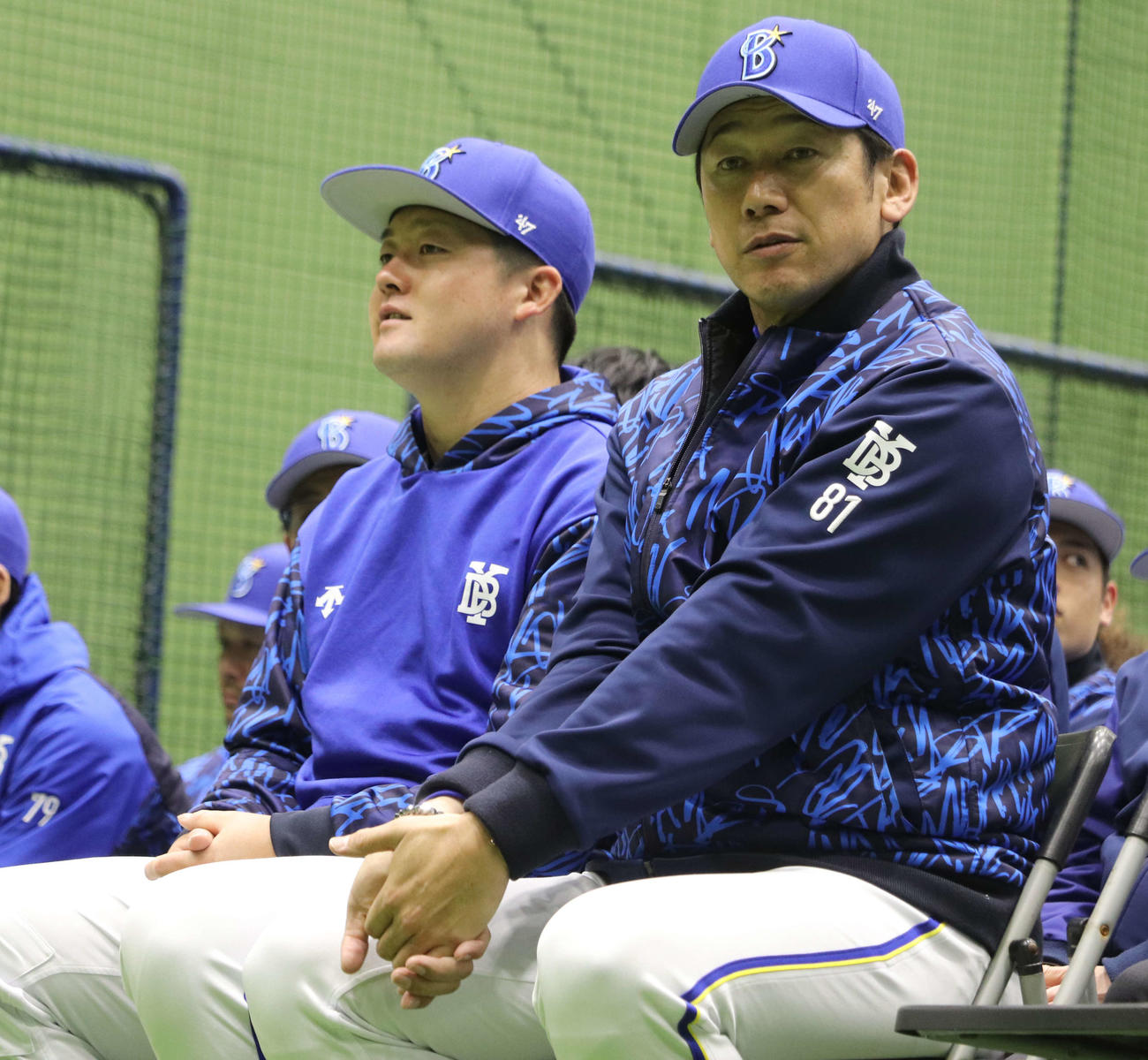 必勝祈願のスタートを待つDeNA三浦監督（右）と牧（撮影・小早川宗一郎）