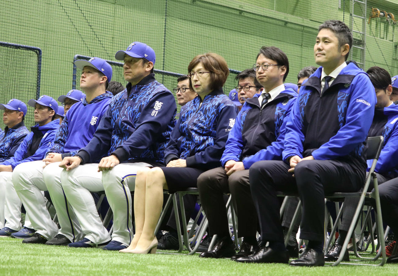 必勝祈願を行う左からDeNA牧、三浦監督、南場オーナー、木村社長、萩原常務取締役チーム統括本部長（撮影・小早川宗一郎）