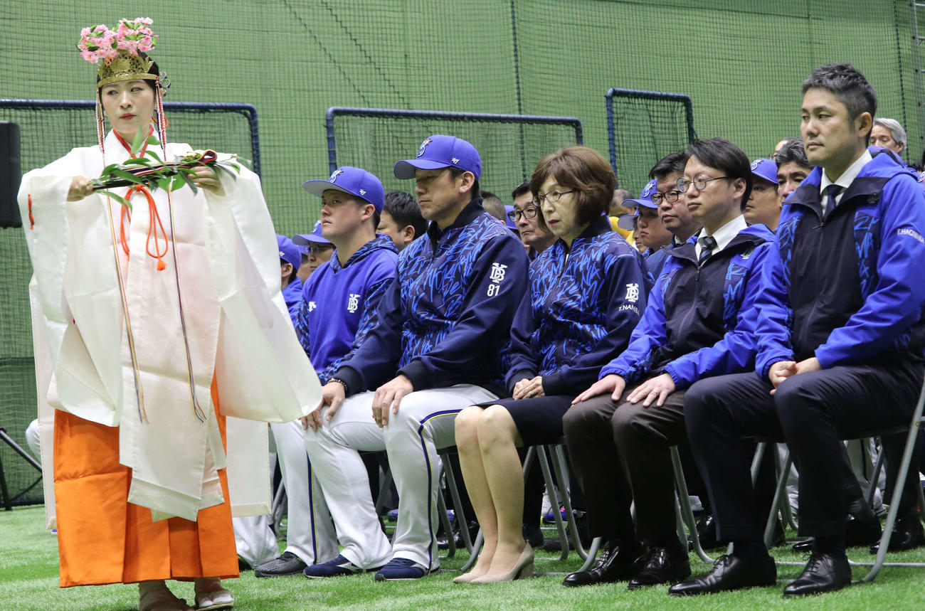 必勝祈願を行う左からDeNA牧、三浦監督、南場オーナー、木村社長、萩原常務取締役チーム統括本部長（撮影・小早川宗一郎）