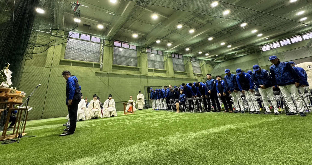 DeNA三浦監督や選手、南場オーナー、スタッフ勢ぞろいで必勝祈願を行った（撮影・小早川宗一郎）