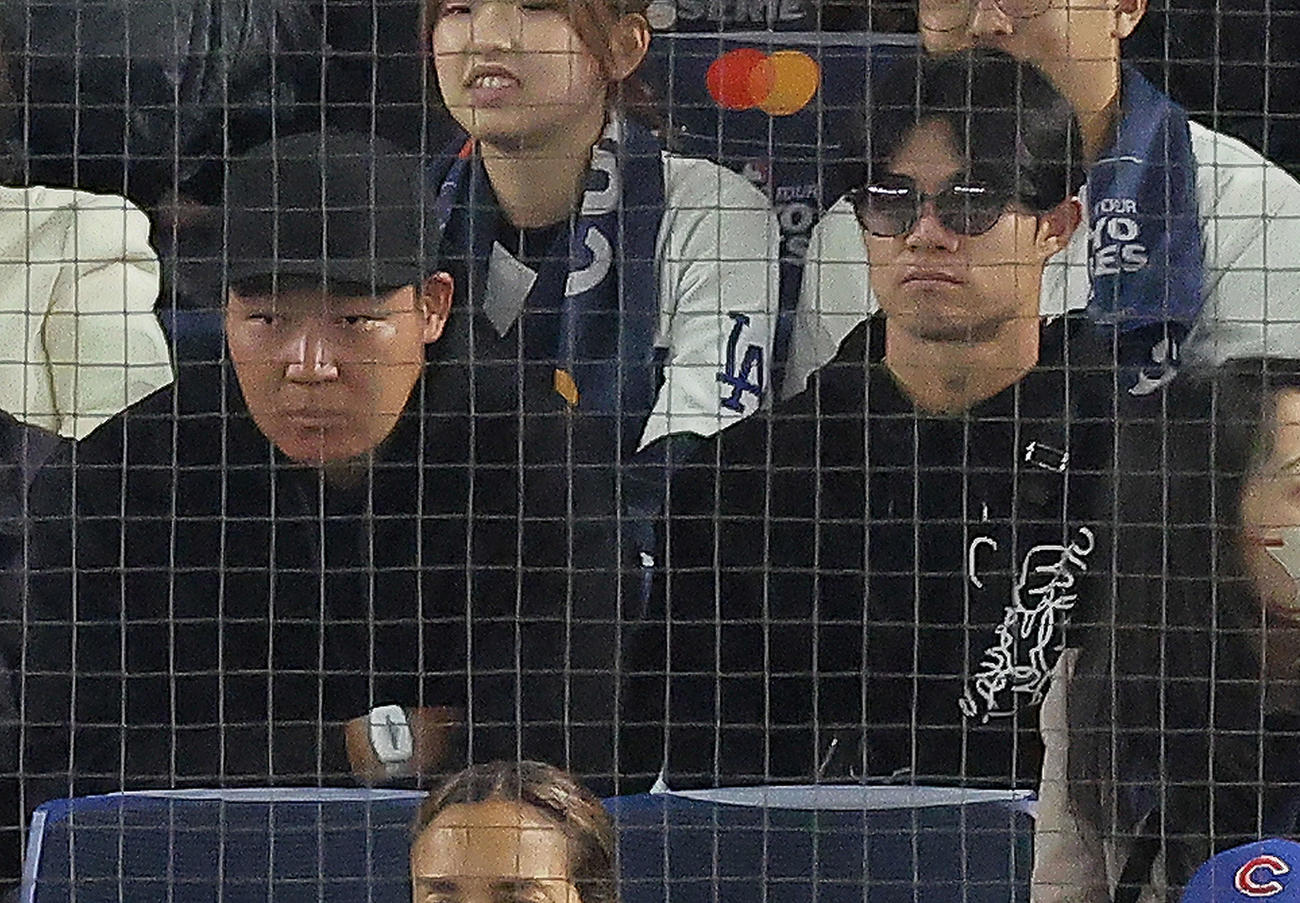 18日、カブス対ドジャースを観戦する阪神大山悠輔（左）と中野拓夢