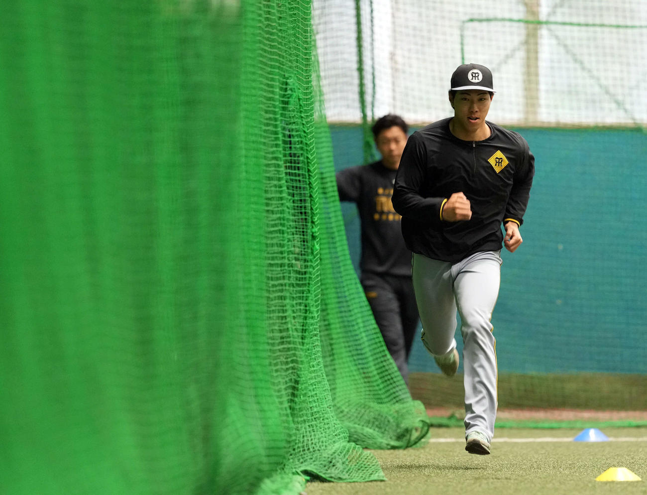 室内練習場でダッシュをする阪神工藤（撮影・たえ見朱実）