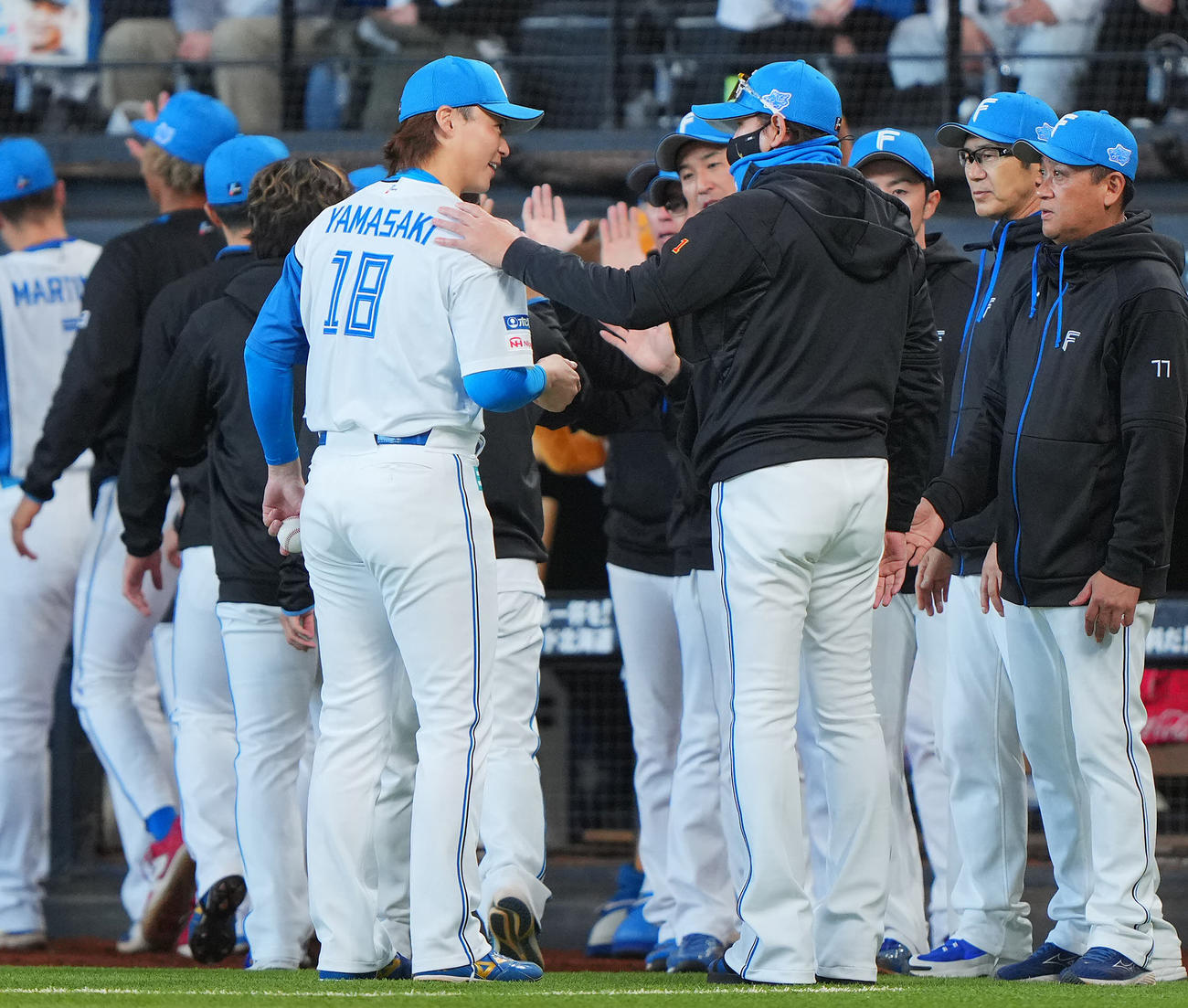 日本ハム対巨人　巨人に勝利した日本ハム新庄監督（中央右）は山崎の肩に手を置き声をかける（撮影・垰建太）