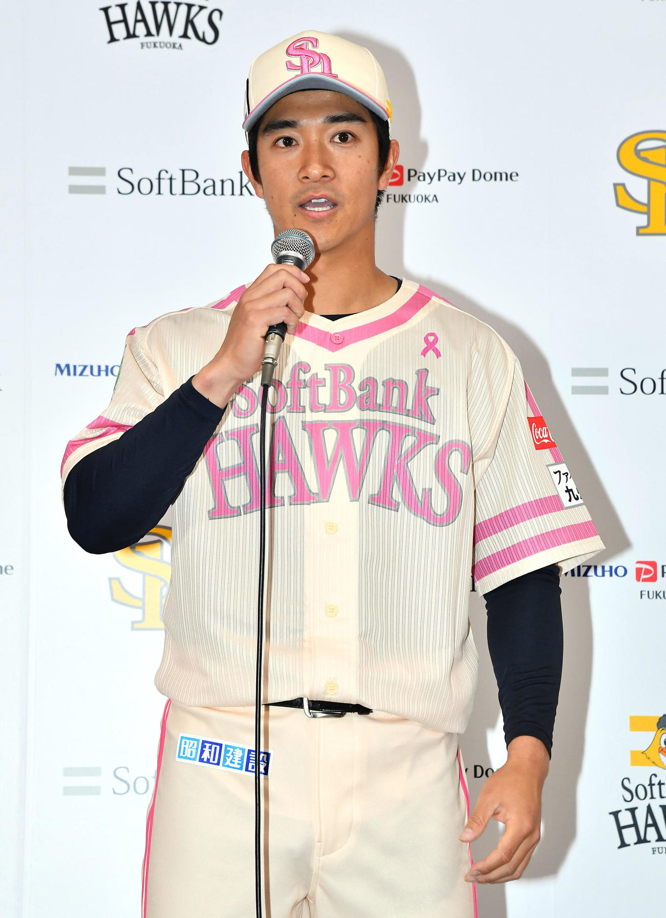 新しいピンクリボンユニホームの発表会見を行う柳町（撮影・岩下翔太）