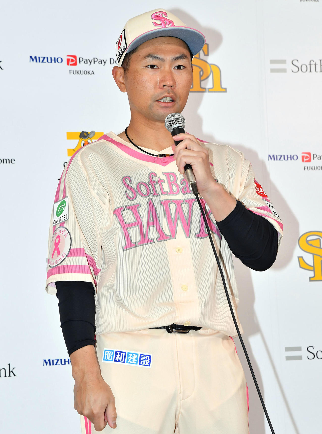 新しいピンクリボンユニホームの発表会見を行う中村（撮影・岩下翔太）