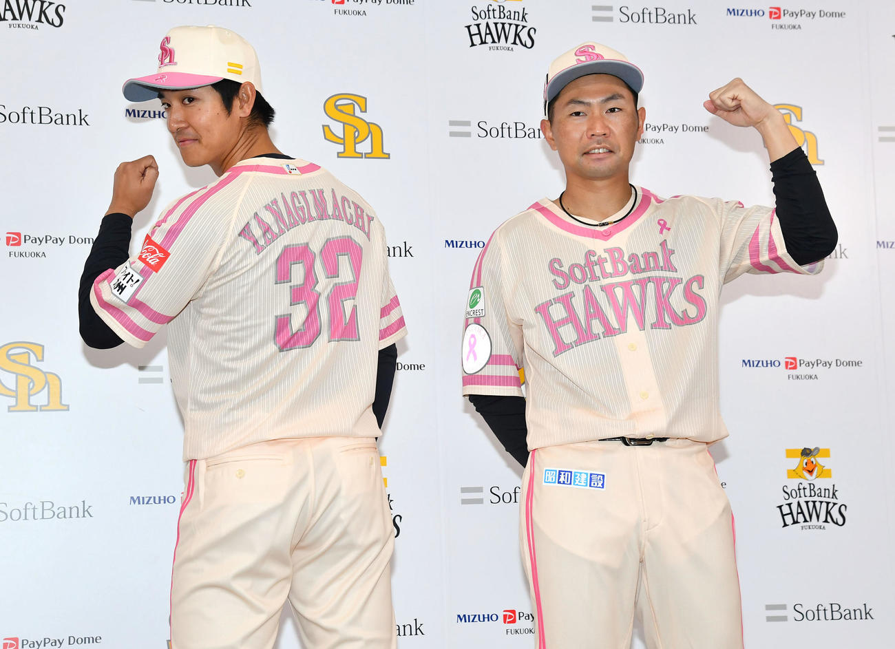 新しいピンクリボンユニホームを披露した柳町（左）と中村（撮影・岩下翔太）