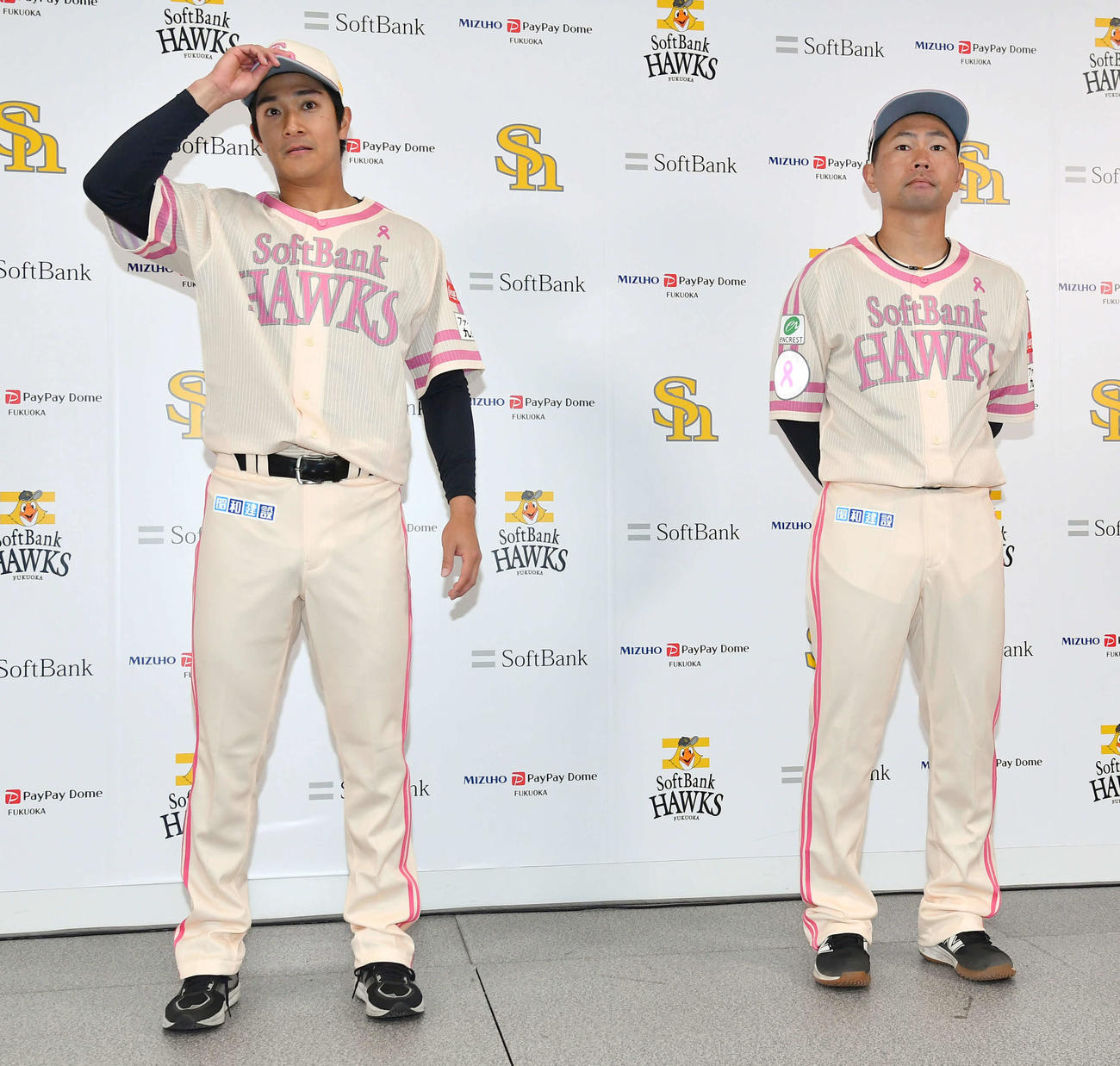 新しいピンクリボンユニホームを披露した柳町（左）と中村（撮影・岩下翔太）