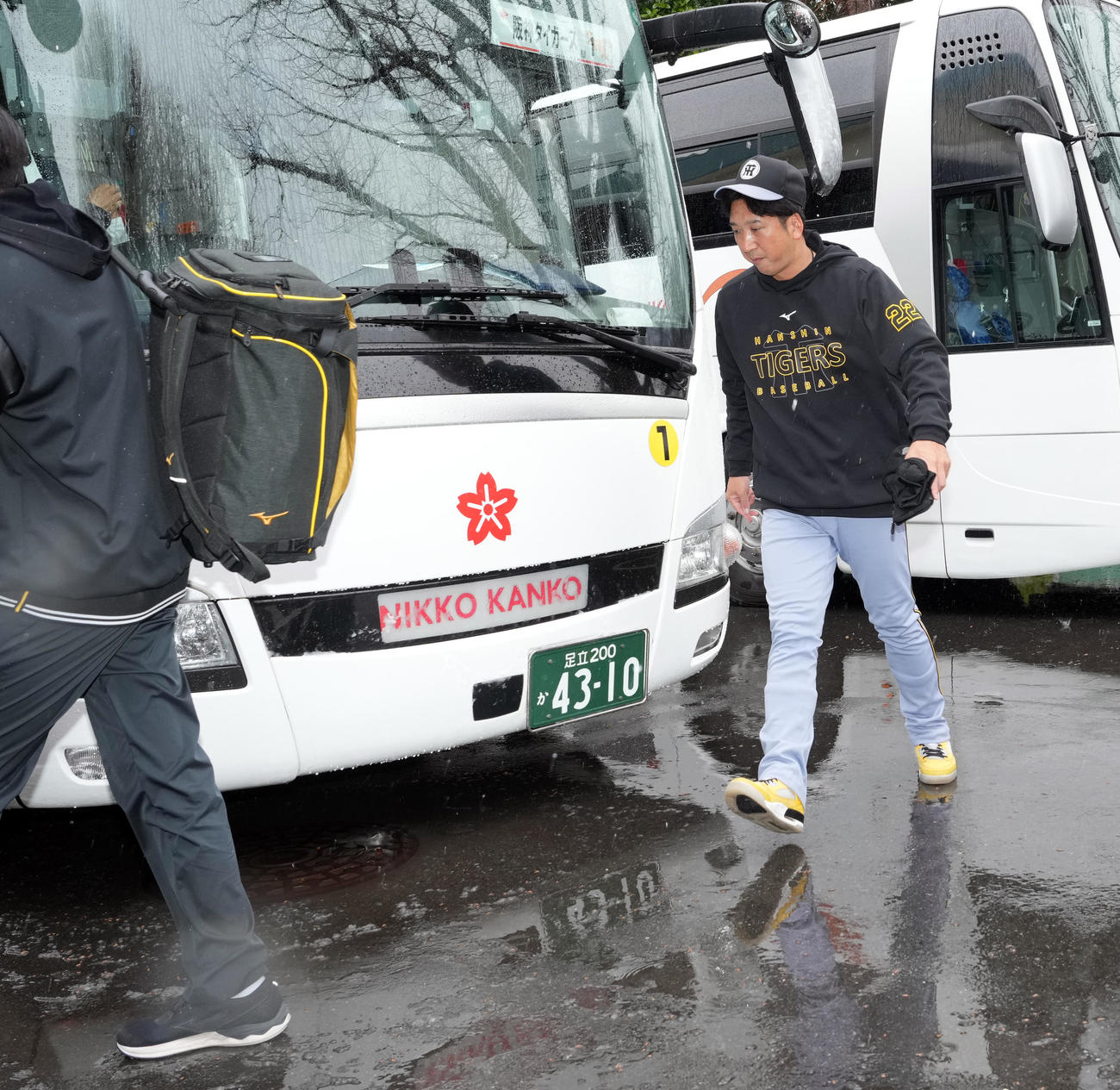 室内練習に向かう藤川監督（撮影・たえ見朱実）