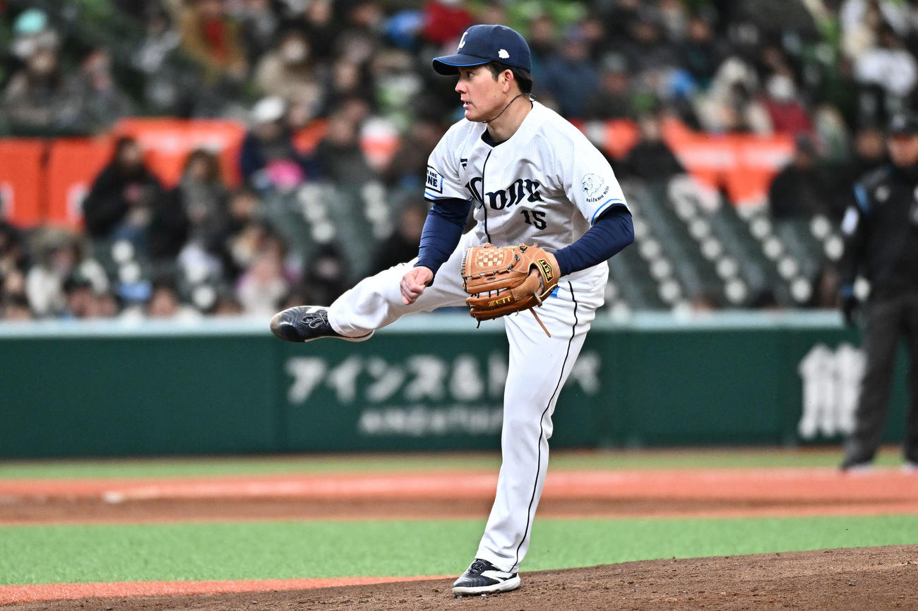 西武対広島　西武先発の与座（撮影・滝沢徹郎）
