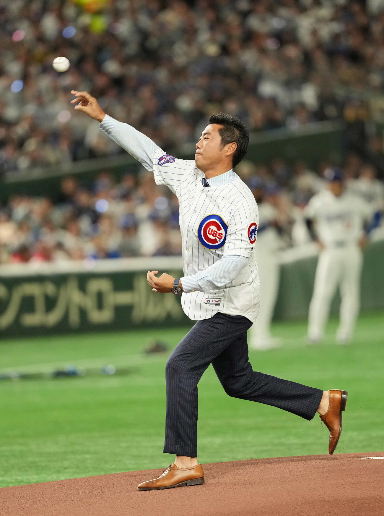 カブス対ドジャース　始球式を行う上原浩治氏（撮影・井上学）