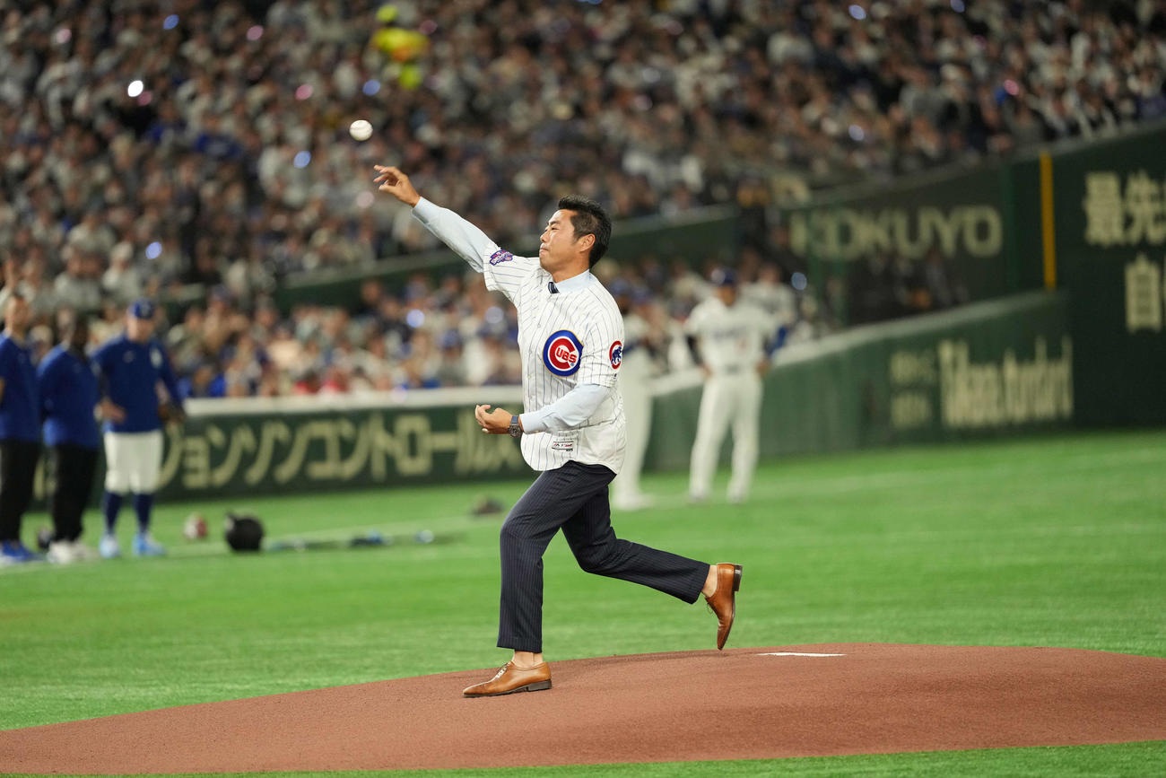 カブス対ドジャース　始球式を行う上原浩治氏（撮影・井上学）