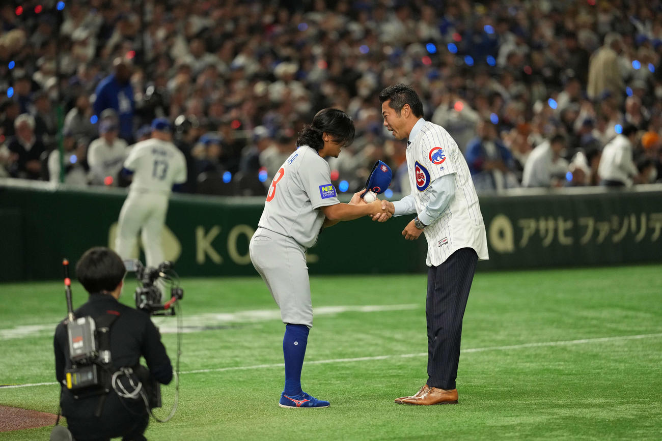 カブス対ドジャース　始球式を行う上原浩治氏（右）と握手するカブス今永（撮影・井上学）