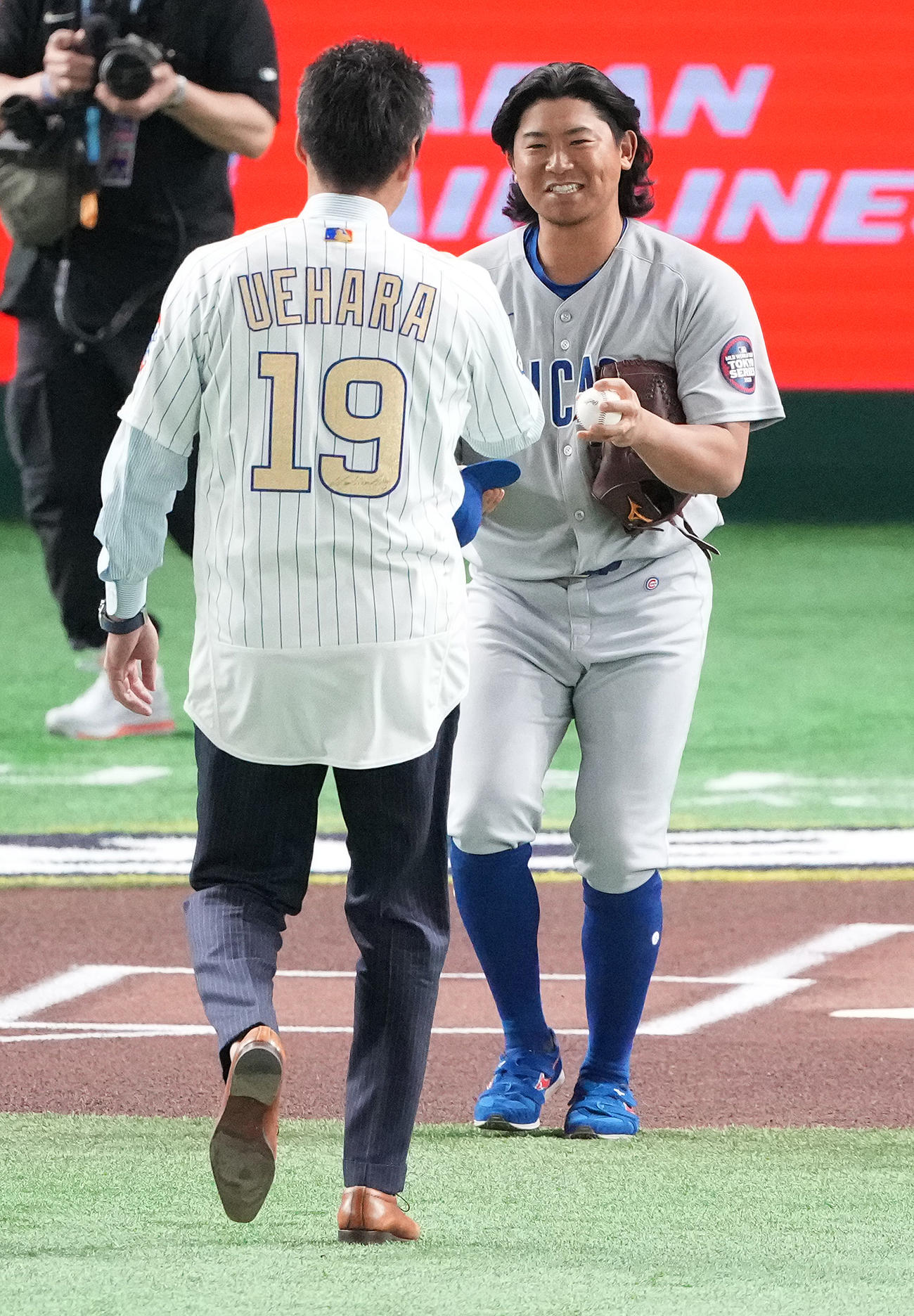 カブス対ドジャース　始球式で上原氏（左）の球を受けたカブス今永は笑顔（撮影・鈴木みどり）
