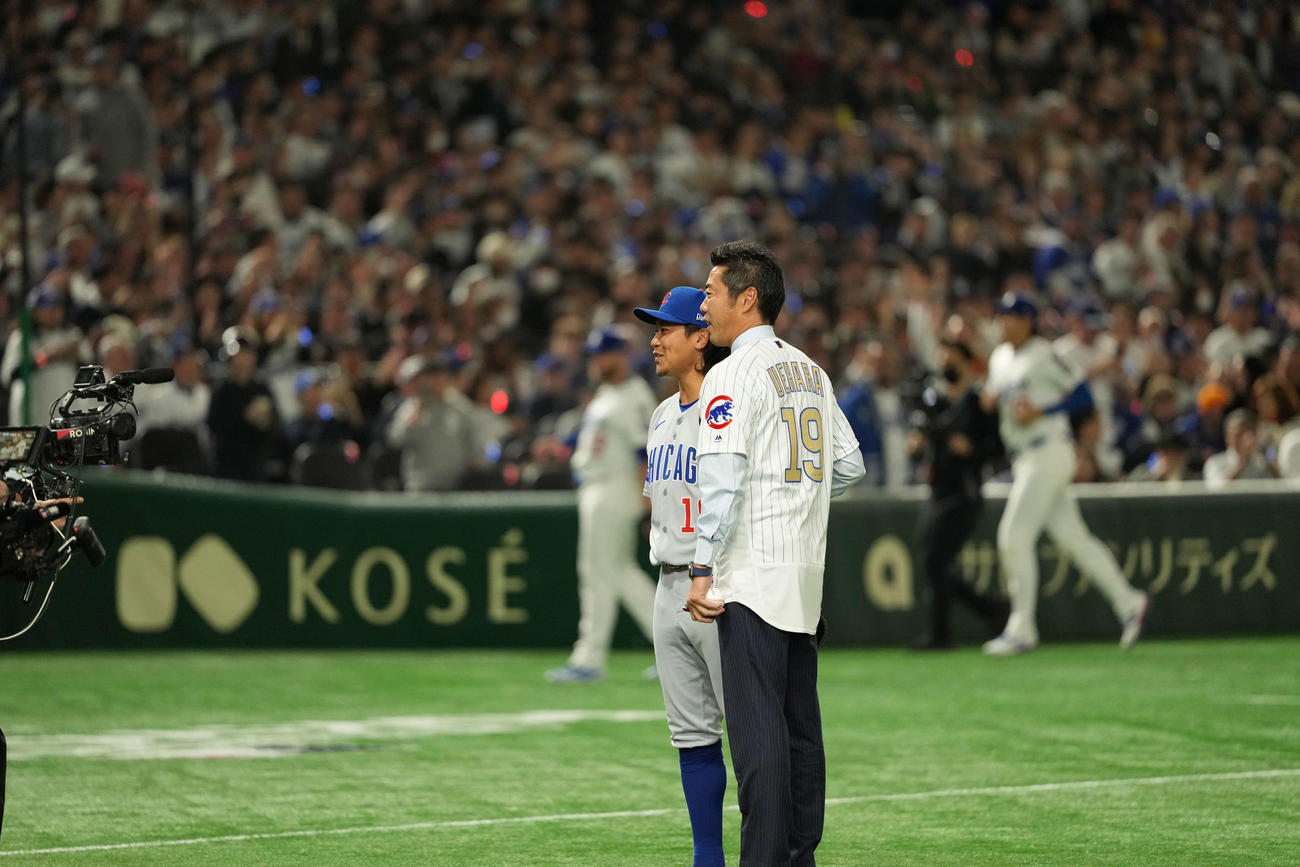 カブス対ドジャース　始球式を行った上原浩治氏（右）と今永（撮影・井上学）