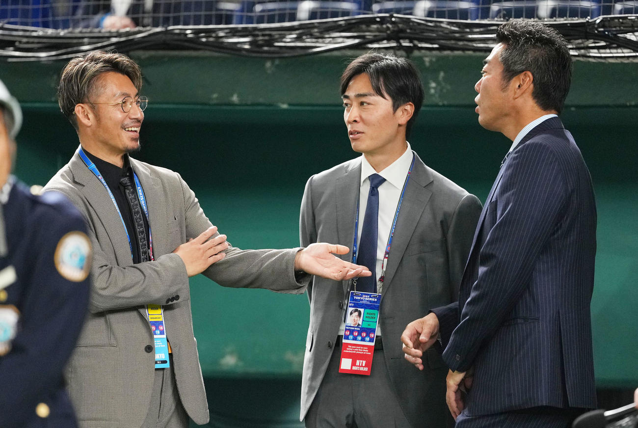 カブス対ドジャース　言葉を交わす、左から鳥谷敬氏、和田毅氏、上原浩治氏（撮影・横山健太）