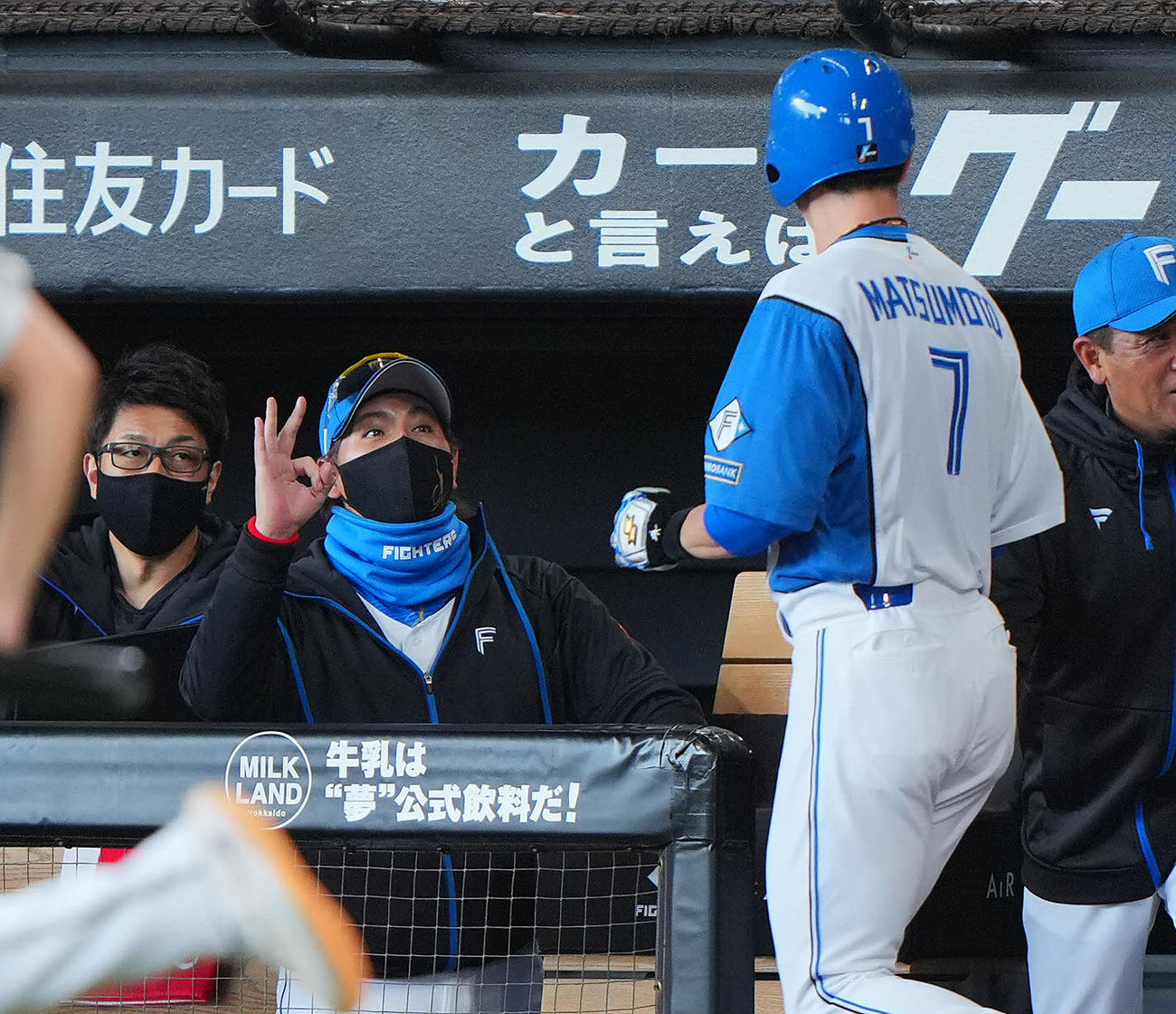 日本ハム対巨人　3回裏日本ハム2死一、二塁、上川畑の適時二塁打で生還する松本剛（右）を出迎える新庄監督（撮影・垰建太）