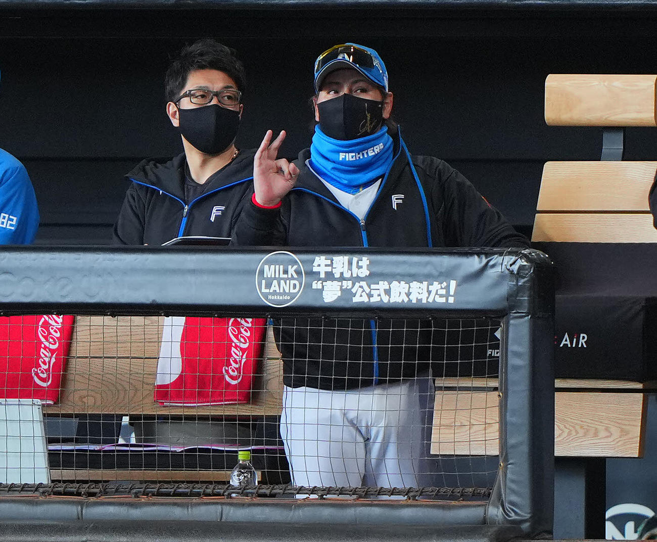 日本ハム対巨人　3回裏日本ハム2死一、二塁、上川畑の適時二塁打にベンチでOKポーズの新庄監督（撮影・垰建太）